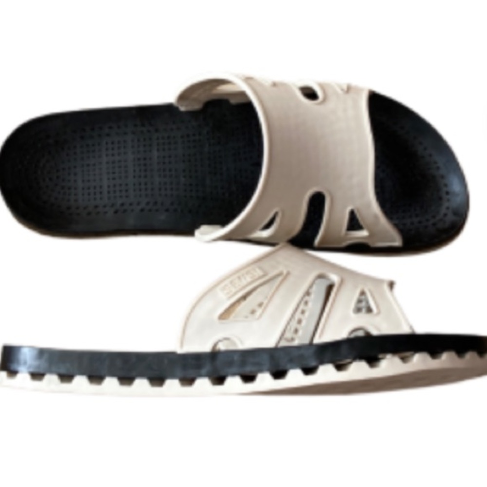 NWOB Sensi White + Black Slip-ons Size 40-41 (9)